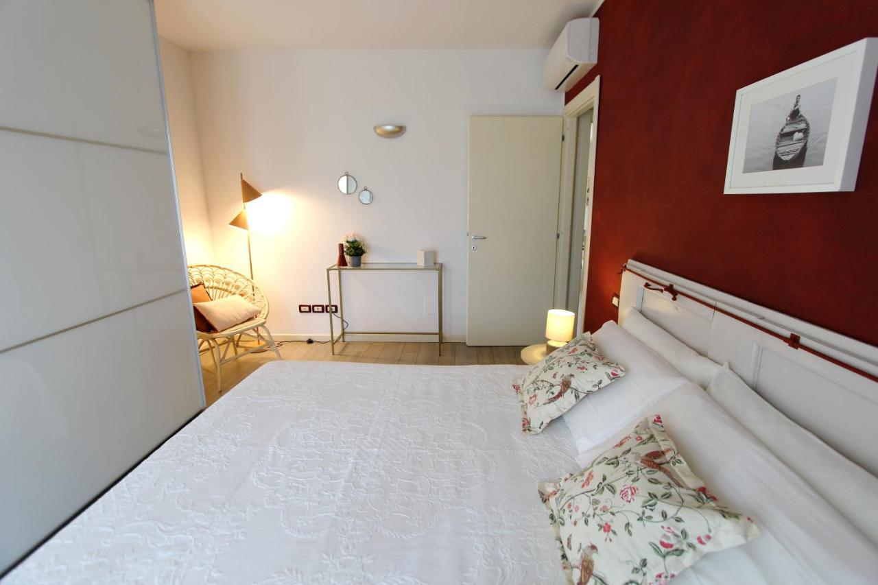 La Casa Di Cele Apartment Desenzano del Garda Bagian luar foto